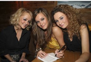 9-04-2008 SHOWBIZZ; MUZIEK, FEESTEN, LACHEN, GENIETEN EN VEEL SNEEUW. Het was weer een groots feest voor de grootste familie van Nederland de Trosfamilie. Het Tros muziekfeest brengt je vanuit Westendorf een spetterend feest met het programma Blij dat ik glij en het  Muziekfeest in de sneeuw. De Tros gasten werden getrakteerd op oa. Frans Bauer- Thomas Berge - Wolter Kroes - Jan Smit - Charlene - Rene Froger - Corry Konings - Jeroen v.d.Boom en vele anderen. Wil je 2.5 uur  genieten van een gezellig avondje Tros met Nederlandse muziek kijk dan vrijdag 11 April naar Nederland 1.
foto: Albert den Iseger.