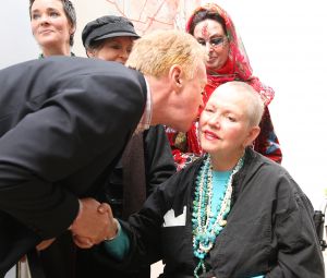 17-04-2008 SHOWBIZZ; ANDRE VAN DUIN SCHILDERDE SAMEN MET ANTON HEYBOER. Een bizarre herinnering heeft Andre van Duin aan Anton Heyboer. Anton Heyboer is al drie jaar dood en het filmpje twaalf jaar oud, maar de beelden van Andre van Duin die als Gerard van Bezij in Den Ilp samen met de excentrieke kunstenaar aan het schilderen gaat, vergeet niemand meer. Twaalf jaar na dato kreeg Andre in het Amstelveense Museum Jan van der Togt zijn eigen kunstwerk cadeau van de bruiden van Anton. Maria,Lotti, Marike, Joke en Petra.
foto: Albert den Iseger.