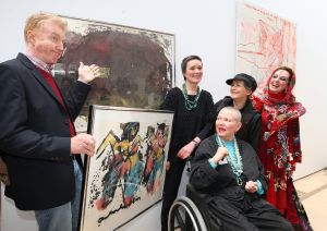 17-04-2008 SHOWBIZZ; ANDRE VAN DUIN SCHILDERDE SAMEN MET ANTON HEYBOER. Een bizarre herinnering heeft Andre van Duin aan Anton Heyboer. Anton Heyboer is al drie jaar dood en het filmpje twaalf jaar oud, maar de beelden van Andre van Duin die als Gerard van Bezij in Den Ilp samen met de excentrieke kunstenaar aan het schilderen gaat, vergeet niemand meer. Twaalf jaar na dato kreeg Andre in het Amstelveense Museum Jan van der Togt zijn eigen kunstwerk cadeau van de bruiden van Anton. Maria,Lotti, Marike, Joke en Petra.
foto: Albert den Iseger.