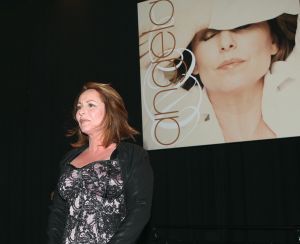 02-04-2008 SHOWBIZZ: ANGELA GROOTHUIZEN PRESENTEERT NIEUWE CD MELK EN HONING.
Angela die bezig is met haar nieuwe theater show Klein zingt vanaf 2 April liedjes van haar nieuwe cd Melk en Honing. Inmiddels is het 12 jaar geleden daar haar cd Groothuizen werd uitgebracht met oa. de hit Rozegeur. Samen met Jeroen Molenaar, Rob Hendriks en Erik van de Bovenkamp maakte Angela haar nieuwe cd Melk en Honing waar tot uiting moet komen dat het leven een prachtig cadeau is. Angela Groothuizen en band  theater tournee KLEIN begint op 2 April tot en mat 15 Mei door geheel Nederland.
foto: Albert den Iseger.