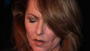 02-04-2008 SHOWBIZZ: ANGELA GROOTHUIZEN PRESENTEERT NIEUWE CD MELK EN HONING.
Angela die bezig is met haar nieuwe theater show Klein zingt vanaf 2 April liedjes van haar nieuwe cd Melk en Honing. Inmiddels is het 12 jaar geleden daar haar cd Groothuizen werd uitgebracht met oa. de hit Rozegeur. Samen met Jeroen Molenaar, Rob Hendriks en Erik van de Bovenkamp maakte Angela haar nieuwe cd Melk en Honing waar tot uiting moet komen dat het leven een prachtig cadeau is. Angela Groothuizen en band  theater tournee KLEIN begint op 2 April tot en mat 15 Mei door geheel Nederland.
foto: Albert den Iseger.