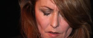 02-04-2008 SHOWBIZZ: ANGELA GROOTHUIZEN PRESENTEERT NIEUWE CD MELK EN HONING.
Angela die bezig is met haar nieuwe theater show Klein zingt vanaf 2 April liedjes van haar nieuwe cd Melk en Honing. Inmiddels is het 12 jaar geleden daar haar cd Groothuizen werd uitgebracht met oa. de hit Rozegeur. Samen met Jeroen Molenaar, Rob Hendriks en Erik van de Bovenkamp maakte Angela haar nieuwe cd Melk en Honing waar tot uiting moet komen dat het leven een prachtig cadeau is. Angela Groothuizen en band  theater tournee KLEIN begint op 2 April tot en mat 15 Mei door geheel Nederland.
foto: Albert den Iseger.