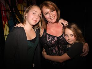 02-04-2008 SHOWBIZZ: ANGELA GROOTHUIZEN PRESENTEERT NIEUWE CD MELK EN HONING.
Angela die bezig is met haar nieuwe theater show Klein zingt vanaf 2 April liedjes van haar nieuwe cd Melk en Honing. Inmiddels is het 12 jaar geleden daar haar cd Groothuizen werd uitgebracht met oa. de hit Rozegeur. Samen met Jeroen Molenaar, Rob Hendriks en Erik van de Bovenkamp maakte Angela haar nieuwe cd Melk en Honing waar tot uiting moet komen dat het leven een prachtig cadeau is. Angela Groothuizen en band  theater tournee KLEIN begint op 2 April tot en mat 15 Mei door geheel Nederland.
foto: Albert den Iseger.