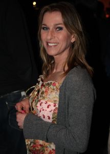 02-04-2008 SHOWBIZZ: ANGELA GROOTHUIZEN PRESENTEERT NIEUWE CD MELK EN HONING.
Angela die bezig is met haar nieuwe theater show Klein zingt vanaf 2 April liedjes van haar nieuwe cd Melk en Honing. Inmiddels is het 12 jaar geleden daar haar cd Groothuizen werd uitgebracht met oa. de hit Rozegeur. Samen met Jeroen Molenaar, Rob Hendriks en Erik van de Bovenkamp maakte Angela haar nieuwe cd Melk en Honing waar tot uiting moet komen dat het leven een prachtig cadeau is. Angela Groothuizen en band  theater tournee KLEIN begint op 2 April tot en mat 15 Mei door geheel Nederland.
foto: Albert den Iseger.