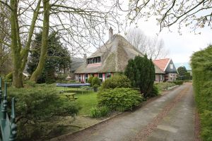 24-04-2008 SHOWBIZZ; GEEN FILE MAAR HUWELIJKSPROBLEMEN VOOR RON BOSZHARD. Presentator Ron Boszhard verwees alle roddels over huwelijksproblemen naar het rijk der fabelen.Maar nu blijkt dat hij een huis heeft gehuurd in Weesp en daar van maandag tot vrijdag verblijfd. In het weekend vertroefd hij in het Noord Hollandse Sint Maarten bij zijn Gaby en kinderen Niels en Naomi. De moeder van Ron heeft aangeboden om als bemiddelaar op te treden in de huwelijkscrises van Gaby en Ron. We houden u op de hoogte van de miserabele huwelijks toestanden in Sint Maarten en Weesp.
foto: Albert den Iseger.