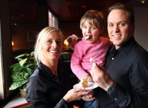 24-04-2008 SHOWBIZZ; FRANS EN MARISKA BAUER ZIJN ER NU ECHT KLAAR VOOR. De bruidstaart is ontworpen, hij is ook al geproefd, de auto is bekend en ze hebben er al een test ritje gemaakt, de kleding is klaar en de planning van 9 Mei is rond. Nu even rustig op adem komen want nog 15 dagen en dan is het zo ver: De bruiloft van het jaar 2008.
foto: Albert den Iseger.