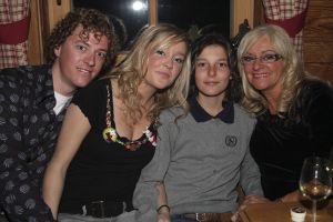 9-04-2008 SHOWBIZZ; MUZIEK, FEESTEN, LACHEN, GENIETEN EN VEEL SNEEUW. Het was weer een groots feest voor de grootste familie van Nederland de Trosfamilie. Het Tros muziekfeest brengt je vanuit Westendorf een spetterend feest met het programma Blij dat ik glij en het  Muziekfeest in de sneeuw. De Tros gasten werden getrakteerd op oa. Frans Bauer- Thomas Berge - Wolter Kroes - Jan Smit - Charlene - Rene Froger - Corry Konings - Jeroen v.d.Boom en vele anderen. Wil je 2.5 uur  genieten van een gezellig avondje Tros met Nederlandse muziek kijk dan vrijdag 11 April naar Nederland 1.
foto: Albert den Iseger.