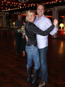 16-04-2008 SHOWBIZZ; FRANS EN MARISKA GAAN MET DE VOETJES VAN DE VLOER. Nog een paar weken en dan is het echt zo ver, het huwelijk van het jaar 2008. Frans en Mariska gaan dan trouwen. Maar bij trouwen hoort natuurlijk ook een feestje en een dansje. Daarom zijn Frans en Mariska in het geheim op dansles gegaan om straks het grote feest te openen misschien wel met een echte tango. Deze week in uw weekblad Prive het geheime dansjes verhaal.
foto: Albert den Iseger.