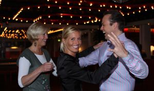 16-04-2008 SHOWBIZZ; FRANS EN MARISKA GAAN MET DE VOETJES VAN DE VLOER. Nog een paar weken en dan is het echt zo ver, het huwelijk van het jaar 2008. Frans en Mariska gaan dan trouwen. Maar bij trouwen hoort natuurlijk ook een feestje en een dansje. Daarom zijn Frans en Mariska in het geheim op dansles gegaan om straks het grote feest te openen misschien wel met een echte tango. Deze week in uw weekblad Prive het geheime dansjes verhaal.
foto: Albert den Iseger.