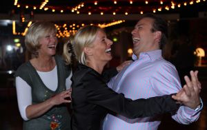 16-04-2008 SHOWBIZZ; FRANS EN MARISKA GAAN MET DE VOETJES VAN DE VLOER. Nog een paar weken en dan is het echt zo ver, het huwelijk van het jaar 2008. Frans en Mariska gaan dan trouwen. Maar bij trouwen hoort natuurlijk ook een feestje en een dansje. Daarom zijn Frans en Mariska in het geheim op dansles gegaan om straks het grote feest te openen misschien wel met een echte tango. Deze week in uw weekblad Prive het geheime dansjes verhaal.
foto: Albert den Iseger.