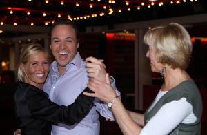 16-04-2008 SHOWBIZZ; FRANS EN MARISKA GAAN MET DE VOETJES VAN DE VLOER. Nog een paar weken en dan is het echt zo ver, het huwelijk van het jaar 2008. Frans en Mariska gaan dan trouwen. Maar bij trouwen hoort natuurlijk ook een feestje en een dansje. Daarom zijn Frans en Mariska in het geheim op dansles gegaan om straks het grote feest te openen misschien wel met een echte tango. Deze week in uw weekblad Prive het geheime dansjes verhaal.
foto: Albert den Iseger.