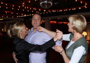 16-04-2008 SHOWBIZZ; FRANS EN MARISKA GAAN MET DE VOETJES VAN DE VLOER. Nog een paar weken en dan is het echt zo ver, het huwelijk van het jaar 2008. Frans en Mariska gaan dan trouwen. Maar bij trouwen hoort natuurlijk ook een feestje en een dansje. Daarom zijn Frans en Mariska in het geheim op dansles gegaan om straks het grote feest te openen misschien wel met een echte tango. Deze week in uw weekblad Prive het geheime dansjes verhaal.
foto: Albert den Iseger.