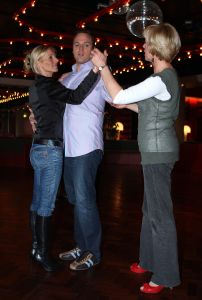 16-04-2008 SHOWBIZZ; FRANS EN MARISKA GAAN MET DE VOETJES VAN DE VLOER. Nog een paar weken en dan is het echt zo ver, het huwelijk van het jaar 2008. Frans en Mariska gaan dan trouwen. Maar bij trouwen hoort natuurlijk ook een feestje en een dansje. Daarom zijn Frans en Mariska in het geheim op dansles gegaan om straks het grote feest te openen misschien wel met een echte tango. Deze week in uw weekblad Prive het geheime dansjes verhaal.
foto: Albert den Iseger.