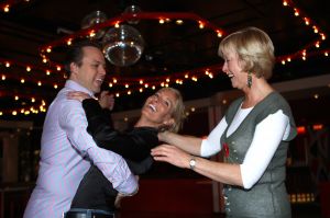 16-04-2008 SHOWBIZZ; FRANS EN MARISKA GAAN MET DE VOETJES VAN DE VLOER. Nog een paar weken en dan is het echt zo ver, het huwelijk van het jaar 2008. Frans en Mariska gaan dan trouwen. Maar bij trouwen hoort natuurlijk ook een feestje en een dansje. Daarom zijn Frans en Mariska in het geheim op dansles gegaan om straks het grote feest te openen misschien wel met een echte tango. Deze week in uw weekblad Prive het geheime dansjes verhaal.
foto: Albert den Iseger.