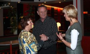 24-04-2008 SHOWBIZZ; FRANS EN MARISKA BAUER ZIJN ER NU ECHT KLAAR VOOR. De bruidstaart is ontworpen, hij is ook al geproefd, de auto is bekend en ze hebben er al een test ritje gemaakt, de kleding is klaar en de planning van 9 Mei is rond. Nu even rustig op adem komen want nog 15 dagen en dan is het zo ver: De bruiloft van het jaar 2008.
foto: Albert den Iseger.