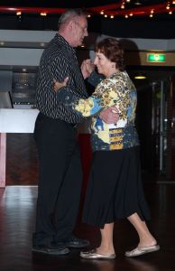 24-04-2008 SHOWBIZZ; FRANS EN MARISKA BAUER ZIJN ER NU ECHT KLAAR VOOR. De bruidstaart is ontworpen, hij is ook al geproefd, de auto is bekend en ze hebben er al een test ritje gemaakt, de kleding is klaar en de planning van 9 Mei is rond. Nu even rustig op adem komen want nog 15 dagen en dan is het zo ver: De bruiloft van het jaar 2008.
foto: Albert den Iseger.