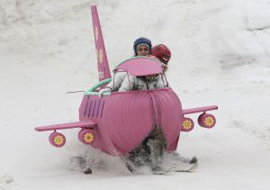 9-04-2008 SHOWBIZZ; MUZIEK, FEESTEN, LACHEN, GENIETEN EN VEEL SNEEUW. Het was weer een groots feest voor de grootste familie van Nederland de Trosfamilie. Het Tros muziekfeest brengt je vanuit Westendorf een spetterend feest met het programma Blij dat ik glij en het  Muziekfeest in de sneeuw. De Tros gasten werden getrakteerd op oa. Frans Bauer- Thomas Berge - Wolter Kroes - Jan Smit - Charlene - Rene Froger - Corry Konings - Jeroen v.d.Boom en vele anderen. Wil je 2.5 uur  genieten van een gezellig avondje Tros met Nederlandse muziek kijk dan vrijdag 11 April naar Nederland 1.
foto: Albert den Iseger.