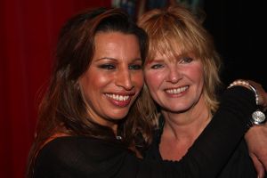02-04-2008 SHOWBIZZ: ANGELA GROOTHUIZEN PRESENTEERT NIEUWE CD MELK EN HONING.
Angela die bezig is met haar nieuwe theater show Klein zingt vanaf 2 April liedjes van haar nieuwe cd Melk en Honing. Inmiddels is het 12 jaar geleden daar haar cd Groothuizen werd uitgebracht met oa. de hit Rozegeur. Samen met Jeroen Molenaar, Rob Hendriks en Erik van de Bovenkamp maakte Angela haar nieuwe cd Melk en Honing waar tot uiting moet komen dat het leven een prachtig cadeau is. Angela Groothuizen en band  theater tournee KLEIN begint op 2 April tot en mat 15 Mei door geheel Nederland.
foto: Albert den Iseger.