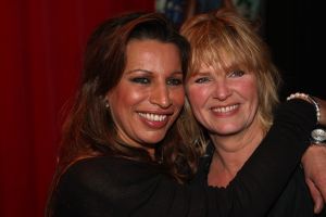 02-04-2008 SHOWBIZZ: ANGELA GROOTHUIZEN PRESENTEERT NIEUWE CD MELK EN HONING.
Angela die bezig is met haar nieuwe theater show Klein zingt vanaf 2 April liedjes van haar nieuwe cd Melk en Honing. Inmiddels is het 12 jaar geleden daar haar cd Groothuizen werd uitgebracht met oa. de hit Rozegeur. Samen met Jeroen Molenaar, Rob Hendriks en Erik van de Bovenkamp maakte Angela haar nieuwe cd Melk en Honing waar tot uiting moet komen dat het leven een prachtig cadeau is. Angela Groothuizen en band  theater tournee KLEIN begint op 2 April tot en mat 15 Mei door geheel Nederland.
foto: Albert den Iseger.