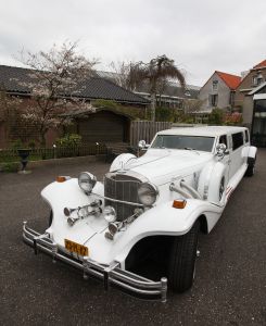 24-04-2008 SHOWBIZZ; FRANS EN MARISKA BAUER ZIJN ER NU ECHT KLAAR VOOR. De bruidstaart is ontworpen, hij is ook al geproefd, de auto is bekend en ze hebben er al een test ritje gemaakt, de kleding is klaar en de planning van 9 Mei is rond. Nu even rustig op adem komen want nog 15 dagen en dan is het zo ver: De bruiloft van het jaar 2008.
foto: Albert den Iseger.