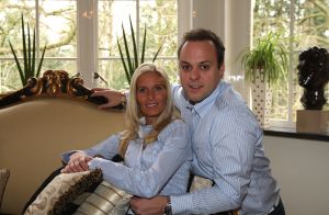 24-04-2008 SHOWBIZZ; FRANS EN MARISKA BAUER ZIJN ER NU ECHT KLAAR VOOR. De bruidstaart is ontworpen, hij is ook al geproefd, de auto is bekend en ze hebben er al een test ritje gemaakt, de kleding is klaar en de planning van 9 Mei is rond. Nu even rustig op adem komen want nog 15 dagen en dan is het zo ver: De bruiloft van het jaar 2008.
foto: Albert den Iseger.