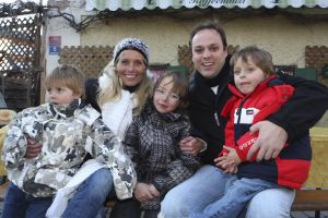 9-04-2008 SHOWBIZZ; MUZIEK, FEESTEN, LACHEN, GENIETEN EN VEEL SNEEUW. Het was weer een groots feest voor de grootste familie van Nederland de Trosfamilie. Het Tros muziekfeest brengt je vanuit Westendorf een spetterend feest met het programma Blij dat ik glij en het  Muziekfeest in de sneeuw. De Tros gasten werden getrakteerd op oa. Frans Bauer- Thomas Berge - Wolter Kroes - Jan Smit - Charlene - Rene Froger - Corry Konings - Jeroen v.d.Boom en vele anderen. Wil je 2.5 uur  genieten van een gezellig avondje Tros met Nederlandse muziek kijk dan vrijdag 11 April naar Nederland 1.
foto: Albert den Iseger.