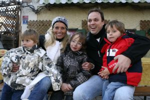 9-04-2008 SHOWBIZZ; MUZIEK, FEESTEN, LACHEN, GENIETEN EN VEEL SNEEUW. Het was weer een groots feest voor de grootste familie van Nederland de Trosfamilie. Het Tros muziekfeest brengt je vanuit Westendorf een spetterend feest met het programma Blij dat ik glij en het  Muziekfeest in de sneeuw. De Tros gasten werden getrakteerd op oa. Frans Bauer- Thomas Berge - Wolter Kroes - Jan Smit - Charlene - Rene Froger - Corry Konings - Jeroen v.d.Boom en vele anderen. Wil je 2.5 uur  genieten van een gezellig avondje Tros met Nederlandse muziek kijk dan vrijdag 11 April naar Nederland 1.
foto: Albert den Iseger.