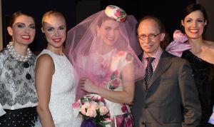 10-04-2008 SHOWBIZZ; FRANS HOOGENDOORN PRESENTEERDE HAUTE COUTURE SHOW  IN DEN BOSCH. Tijdens de opening van de Art Fair 2008 in de Brabant Hallen te Den Bosch presenteerde Frans Hoogendoorn zijn laatste creaties voor het talrijke mode publiek. Frans die oa. Prinses Irene adviseert en kleed was zeer tevreden en verbaasde zijn publiek met een oogverblindende bruid in een prachtige met bloemen geprinte bruidsjurk, het applaus was lang en luidruchtig.
foto: Albert den Iseger.