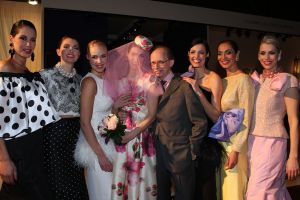 10-04-2008 SHOWBIZZ; FRANS HOOGENDOORN PRESENTEERDE HAUTE COUTURE SHOW  IN DEN BOSCH. Tijdens de opening van de Art Fair 2008 in de Brabant Hallen te Den Bosch presenteerde Frans Hoogendoorn zijn laatste creaties voor het talrijke mode publiek. Frans die oa. Prinses Irene adviseert en kleed was zeer tevreden en verbaasde zijn publiek met een oogverblindende bruid in een prachtige met bloemen geprinte bruidsjurk, het applaus was lang en luidruchtig.
foto: Albert den Iseger.