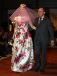 10-04-2008 SHOWBIZZ; FRANS HOOGENDOORN PRESENTEERDE HAUTE COUTURE SHOW IN DEN BOSCH. Tijdens de opening van de Art Fair 2008 in de Brabant Hallen te Den Bosch presenteerde Frans Hoogendoorn zijn laatste creaties voor het talrijke mode publiek. Frans die oa. Prinses Irene adviseert en kleed was zeer tevreden en verbaasde zijn publiek met een oogverblindende bruid in een prachtige met bloemen geprinte bruidsjurk, het applaus was lang en luidruchtig.
foto: Albert den Iseger.