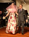 10-04-2008 SHOWBIZZ; FRANS HOOGENDOORN PRESENTEERDE HAUTE COUTURE SHOW IN DEN BOSCH. Tijdens de opening van de Art Fair 2008 in de Brabant Hallen te Den Bosch presenteerde Frans Hoogendoorn zijn laatste creaties voor het talrijke mode publiek. Frans die oa. Prinses Irene adviseert en kleed was zeer tevreden en verbaasde zijn publiek met een oogverblindende bruid in een prachtige met bloemen geprinte bruidsjurk, het applaus was lang en luidruchtig.
foto: Albert den Iseger.