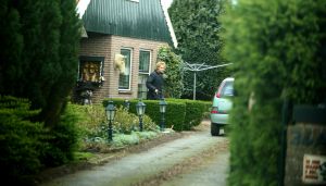 24-04-2008 SHOWBIZZ; GEEN FILE MAAR HUWELIJKSPROBLEMEN VOOR RON BOSZHARD. Presentator Ron Boszhard verwees alle roddels over huwelijksproblemen naar het rijk der fabelen.Maar nu blijkt dat hij een huis heeft gehuurd in Weesp en daar van maandag tot vrijdag verblijfd. In het weekend vertroefd hij in het Noord Hollandse Sint Maarten bij zijn Gaby en kinderen Niels en Naomi. De moeder van Ron heeft aangeboden om als bemiddelaar op te treden in de huwelijkscrises van Gaby en Ron. We houden u op de hoogte van de miserabele huwelijks toestanden in Sint Maarten en Weesp.
foto: Albert den Iseger.