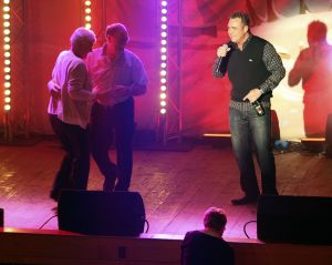 9-04-2008 SHOWBIZZ; MUZIEK, FEESTEN, LACHEN, GENIETEN EN VEEL SNEEUW. Het was weer een groots feest voor de grootste familie van Nederland de Trosfamilie. Het Tros muziekfeest brengt je vanuit Westendorf een spetterend feest met het programma Blij dat ik glij en het  Muziekfeest in de sneeuw. De Tros gasten werden getrakteerd op oa. Frans Bauer- Thomas Berge - Wolter Kroes - Jan Smit - Charlene - Rene Froger - Corry Konings - Jeroen v.d.Boom en vele anderen. Wil je 2.5 uur  genieten van een gezellig avondje Tros met Nederlandse muziek kijk dan vrijdag 11 April naar Nederland 1.
foto: Albert den Iseger.