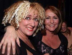 02-04-2008 SHOWBIZZ: ANGELA GROOTHUIZEN PRESENTEERT NIEUWE CD MELK EN HONING.
Angela die bezig is met haar nieuwe theater show Klein zingt vanaf 2 April liedjes van haar nieuwe cd Melk en Honing. Inmiddels is het 12 jaar geleden daar haar cd Groothuizen werd uitgebracht met oa. de hit Rozegeur. Samen met Jeroen Molenaar, Rob Hendriks en Erik van de Bovenkamp maakte Angela haar nieuwe cd Melk en Honing waar tot uiting moet komen dat het leven een prachtig cadeau is. Angela Groothuizen en band  theater tournee KLEIN begint op 2 April tot en mat 15 Mei door geheel Nederland.
foto: Albert den Iseger.