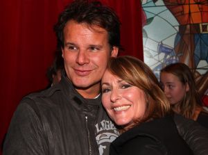 02-04-2008 SHOWBIZZ: ANGELA GROOTHUIZEN PRESENTEERT NIEUWE CD MELK EN HONING.
Angela die bezig is met haar nieuwe theater show Klein zingt vanaf 2 April liedjes van haar nieuwe cd Melk en Honing. Inmiddels is het 12 jaar geleden daar haar cd Groothuizen werd uitgebracht met oa. de hit Rozegeur. Samen met Jeroen Molenaar, Rob Hendriks en Erik van de Bovenkamp maakte Angela haar nieuwe cd Melk en Honing waar tot uiting moet komen dat het leven een prachtig cadeau is. Angela Groothuizen en band  theater tournee KLEIN begint op 2 April tot en mat 15 Mei door geheel Nederland.
foto: Albert den Iseger.