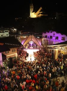 9-04-2008 SHOWBIZZ; MUZIEK, FEESTEN, LACHEN, GENIETEN EN VEEL SNEEUW. Het was weer een groots feest voor de grootste familie van Nederland de Trosfamilie. Het Tros muziekfeest brengt je vanuit Westendorf een spetterend feest met het programma Blij dat ik glij en het  Muziekfeest in de sneeuw. De Tros gasten werden getrakteerd op oa. Frans Bauer- Thomas Berge - Wolter Kroes - Jan Smit - Charlene - Rene Froger - Corry Konings - Jeroen v.d.Boom en vele anderen. Wil je 2.5 uur  genieten van een gezellig avondje Tros met Nederlandse muziek kijk dan vrijdag 11 April naar Nederland 1.
foto: Albert den Iseger.
