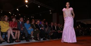 10-04-2008 SHOWBIZZ; FRANS HOOGENDOORN PRESENTEERDE HAUTE COUTURE SHOW  IN DEN BOSCH. Tijdens de opening van de Art Fair 2008 in de Brabant Hallen te Den Bosch presenteerde Frans Hoogendoorn zijn laatste creaties voor het talrijke mode publiek. Frans die oa. Prinses Irene adviseert en kleed was zeer tevreden en verbaasde zijn publiek met een oogverblindende bruid in een prachtige met bloemen geprinte bruidsjurk, het applaus was lang en luidruchtig.
foto: Albert den Iseger.