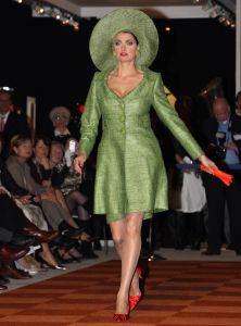 10-04-2008 SHOWBIZZ; FRANS HOOGENDOORN PRESENTEERDE HAUTE COUTURE SHOW  IN DEN BOSCH. Tijdens de opening van de Art Fair 2008 in de Brabant Hallen te Den Bosch presenteerde Frans Hoogendoorn zijn laatste creaties voor het talrijke mode publiek. Frans die oa. Prinses Irene adviseert en kleed was zeer tevreden en verbaasde zijn publiek met een oogverblindende bruid in een prachtige met bloemen geprinte bruidsjurk, het applaus was lang en luidruchtig.
foto: Albert den Iseger.