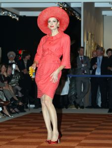 10-04-2008 SHOWBIZZ; FRANS HOOGENDOORN PRESENTEERDE HAUTE COUTURE SHOW  IN DEN BOSCH. Tijdens de opening van de Art Fair 2008 in de Brabant Hallen te Den Bosch presenteerde Frans Hoogendoorn zijn laatste creaties voor het talrijke mode publiek. Frans die oa. Prinses Irene adviseert en kleed was zeer tevreden en verbaasde zijn publiek met een oogverblindende bruid in een prachtige met bloemen geprinte bruidsjurk, het applaus was lang en luidruchtig.
foto: Albert den Iseger.