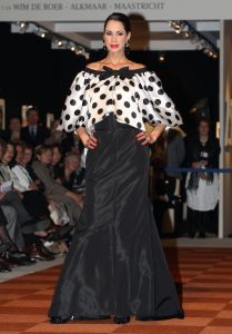 10-04-2008 SHOWBIZZ; FRANS HOOGENDOORN PRESENTEERDE HAUTE COUTURE SHOW  IN DEN BOSCH. Tijdens de opening van de Art Fair 2008 in de Brabant Hallen te Den Bosch presenteerde Frans Hoogendoorn zijn laatste creaties voor het talrijke mode publiek. Frans die oa. Prinses Irene adviseert en kleed was zeer tevreden en verbaasde zijn publiek met een oogverblindende bruid in een prachtige met bloemen geprinte bruidsjurk, het applaus was lang en luidruchtig.
foto: Albert den Iseger.
