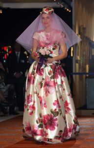 10-04-2008 SHOWBIZZ; FRANS HOOGENDOORN PRESENTEERDE HAUTE COUTURE SHOW  IN DEN BOSCH. Tijdens de opening van de Art Fair 2008 in de Brabant Hallen te Den Bosch presenteerde Frans Hoogendoorn zijn laatste creaties voor het talrijke mode publiek. Frans die oa. Prinses Irene adviseert en kleed was zeer tevreden en verbaasde zijn publiek met een oogverblindende bruid in een prachtige met bloemen geprinte bruidsjurk, het applaus was lang en luidruchtig.
foto: Albert den Iseger.