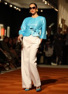 10-04-2008 SHOWBIZZ; FRANS HOOGENDOORN PRESENTEERDE HAUTE COUTURE SHOW  IN DEN BOSCH. Tijdens de opening van de Art Fair 2008 in de Brabant Hallen te Den Bosch presenteerde Frans Hoogendoorn zijn laatste creaties voor het talrijke mode publiek. Frans die oa. Prinses Irene adviseert en kleed was zeer tevreden en verbaasde zijn publiek met een oogverblindende bruid in een prachtige met bloemen geprinte bruidsjurk, het applaus was lang en luidruchtig.
foto: Albert den Iseger.