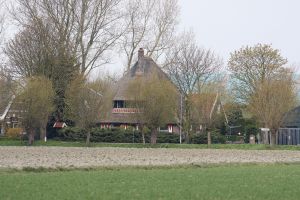 24-04-2008 SHOWBIZZ; GEEN FILE MAAR HUWELIJKSPROBLEMEN VOOR RON BOSZHARD. Presentator Ron Boszhard verwees alle roddels over huwelijksproblemen naar het rijk der fabelen.Maar nu blijkt dat hij een huis heeft gehuurd in Weesp en daar van maandag tot vrijdag verblijfd. In het weekend vertroefd hij in het Noord Hollandse Sint Maarten bij zijn Gaby en kinderen Niels en Naomi. De moeder van Ron heeft aangeboden om als bemiddelaar op te treden in de huwelijkscrises van Gaby en Ron. We houden u op de hoogte van de miserabele huwelijks toestanden in Sint Maarten en Weesp.
foto: Albert den Iseger.