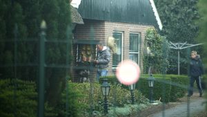 24-04-2008 SHOWBIZZ; GEEN FILE MAAR HUWELIJKSPROBLEMEN VOOR RON BOSZHARD. Presentator Ron Boszhard verwees alle roddels over huwelijksproblemen naar het rijk der fabelen.Maar nu blijkt dat hij een huis heeft gehuurd in Weesp en daar van maandag tot vrijdag verblijfd. In het weekend vertroefd hij in het Noord Hollandse Sint Maarten bij zijn Gaby en kinderen Niels en Naomi. De moeder van Ron heeft aangeboden om als bemiddelaar op te treden in de huwelijkscrises van Gaby en Ron. We houden u op de hoogte van de miserabele huwelijks toestanden in Sint Maarten en Weesp.
foto: Albert den Iseger.