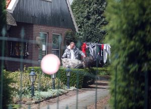 24-04-2008 SHOWBIZZ; GEEN FILE MAAR HUWELIJKSPROBLEMEN VOOR RON BOSZHARD. Presentator Ron Boszhard verwees alle roddels over huwelijksproblemen naar het rijk der fabelen.Maar nu blijkt dat hij een huis heeft gehuurd in Weesp en daar van maandag tot vrijdag verblijfd. In het weekend vertroefd hij in het Noord Hollandse Sint Maarten bij zijn Gaby en kinderen Niels en Naomi. De moeder van Ron heeft aangeboden om als bemiddelaar op te treden in de huwelijkscrises van Gaby en Ron. We houden u op de hoogte van de miserabele huwelijks toestanden in Sint Maarten en Weesp.
foto: Albert den Iseger.