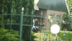 24-04-2008 SHOWBIZZ; GEEN FILE MAAR HUWELIJKSPROBLEMEN VOOR RON BOSZHARD. Presentator Ron Boszhard verwees alle roddels over huwelijksproblemen naar het rijk der fabelen.Maar nu blijkt dat hij een huis heeft gehuurd in Weesp en daar van maandag tot vrijdag verblijfd. In het weekend vertroefd hij in het Noord Hollandse Sint Maarten bij zijn Gaby en kinderen Niels en Naomi. De moeder van Ron heeft aangeboden om als bemiddelaar op te treden in de huwelijkscrises van Gaby en Ron. We houden u op de hoogte van de miserabele huwelijks toestanden in Sint Maarten en Weesp.
foto: Albert den Iseger.