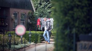 24-04-2008 SHOWBIZZ; GEEN FILE MAAR HUWELIJKSPROBLEMEN VOOR RON BOSZHARD. Presentator Ron Boszhard verwees alle roddels over huwelijksproblemen naar het rijk der fabelen.Maar nu blijkt dat hij een huis heeft gehuurd in Weesp en daar van maandag tot vrijdag verblijfd. In het weekend vertroefd hij in het Noord Hollandse Sint Maarten bij zijn Gaby en kinderen Niels en Naomi. De moeder van Ron heeft aangeboden om als bemiddelaar op te treden in de huwelijkscrises van Gaby en Ron. We houden u op de hoogte van de miserabele huwelijks toestanden in Sint Maarten en Weesp.
foto: Albert den Iseger.