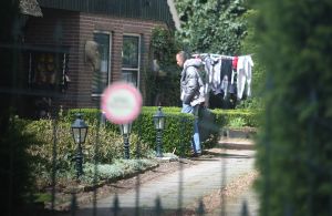 24-04-2008 SHOWBIZZ; GEEN FILE MAAR HUWELIJKSPROBLEMEN VOOR RON BOSZHARD. Presentator Ron Boszhard verwees alle roddels over huwelijksproblemen naar het rijk der fabelen.Maar nu blijkt dat hij een huis heeft gehuurd in Weesp en daar van maandag tot vrijdag verblijfd. In het weekend vertroefd hij in het Noord Hollandse Sint Maarten bij zijn Gaby en kinderen Niels en Naomi. De moeder van Ron heeft aangeboden om als bemiddelaar op te treden in de huwelijkscrises van Gaby en Ron. We houden u op de hoogte van de miserabele huwelijks toestanden in Sint Maarten en Weesp.
foto: Albert den Iseger.