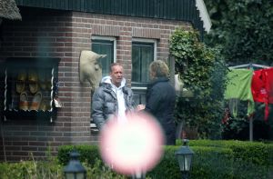 24-04-2008 SHOWBIZZ; GEEN FILE MAAR HUWELIJKSPROBLEMEN VOOR RON BOSZHARD. Presentator Ron Boszhard verwees alle roddels over huwelijksproblemen naar het rijk der fabelen.Maar nu blijkt dat hij een huis heeft gehuurd in Weesp en daar van maandag tot vrijdag verblijfd. In het weekend vertroefd hij in het Noord Hollandse Sint Maarten bij zijn Gaby en kinderen Niels en Naomi. De moeder van Ron heeft aangeboden om als bemiddelaar op te treden in de huwelijkscrises van Gaby en Ron. We houden u op de hoogte van de miserabele huwelijks toestanden in Sint Maarten en Weesp.
foto: Albert den Iseger.