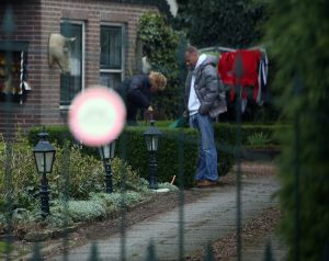 24-04-2008 SHOWBIZZ; GEEN FILE MAAR HUWELIJKSPROBLEMEN VOOR RON BOSZHARD. Presentator Ron Boszhard verwees alle roddels over huwelijksproblemen naar het rijk der fabelen.Maar nu blijkt dat hij een huis heeft gehuurd in Weesp en daar van maandag tot vrijdag verblijfd. In het weekend vertroefd hij in het Noord Hollandse Sint Maarten bij zijn Gaby en kinderen Niels en Naomi. De moeder van Ron heeft aangeboden om als bemiddelaar op te treden in de huwelijkscrises van Gaby en Ron. We houden u op de hoogte van de miserabele huwelijks toestanden in Sint Maarten en Weesp.
foto: Albert den Iseger.